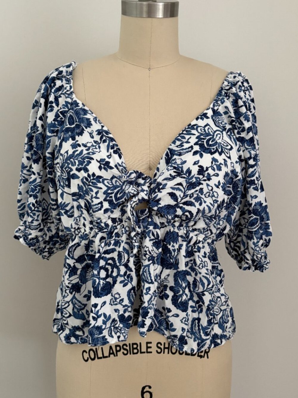 Mi Ami Francesca's Blue White Floral Tie Front Puff Sleeve Blouse Cottagecore L